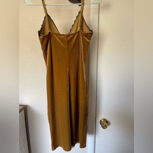 Forever 21 Lace-trim Velvet Dress - Picture 3 of 4